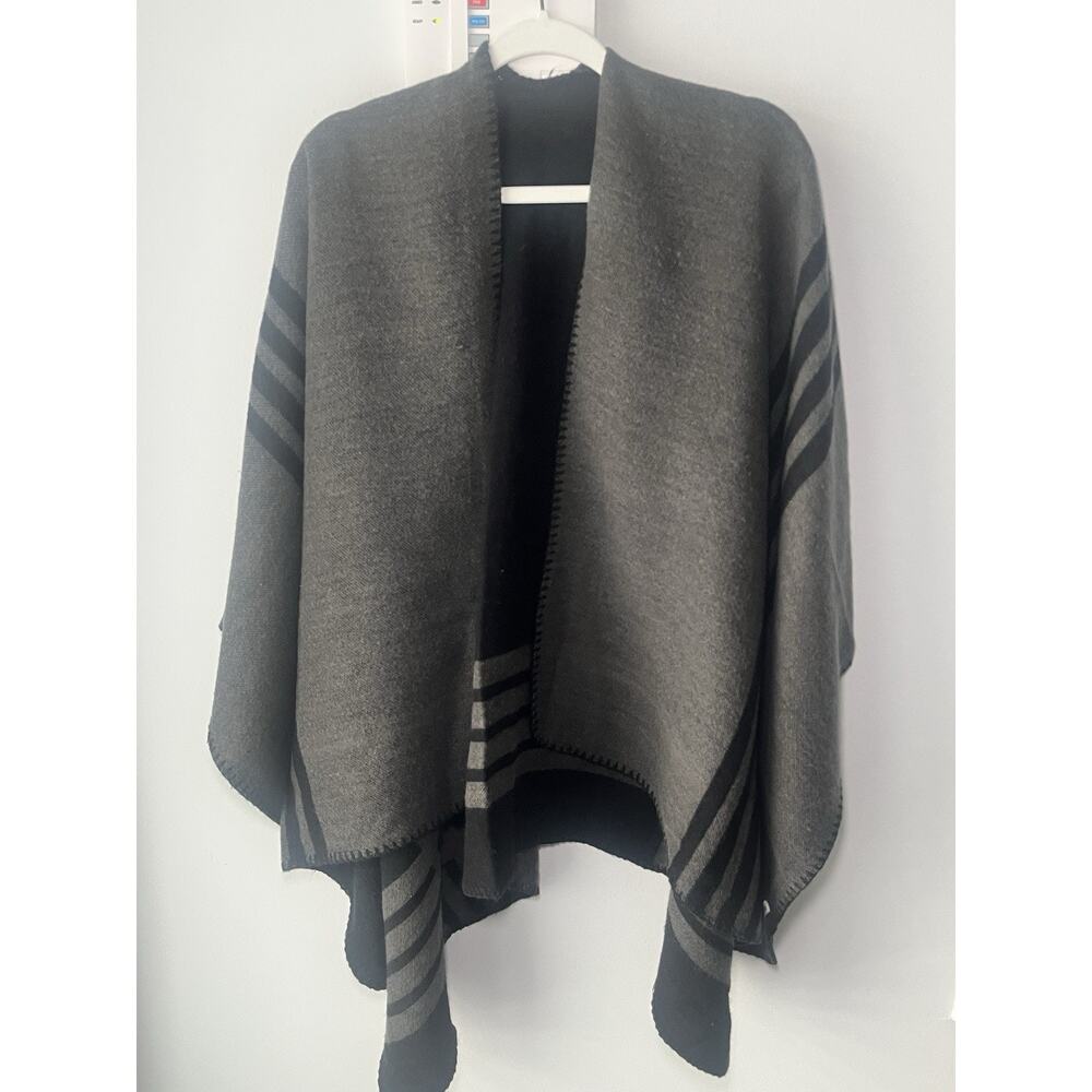 BB Dakota Cape Shawl Sweater Poncho Gray Black Reversible fall winter cozy comfy - Picture 3 of 5